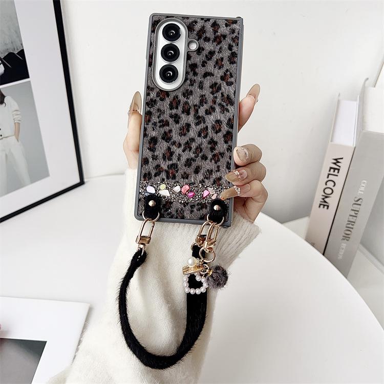 Applicable to Samsung ZFold7 folding leopard print splicing mobile phone case love plush portable ZFold6 anti-drop protective case
