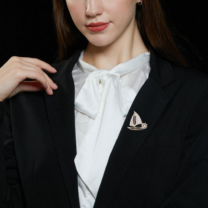 Exquisite Small Sailboat Brooch Pins for Women Men Unisex Rhineston Zircon Lapel Pins Successful Badge Party Suit Brooch