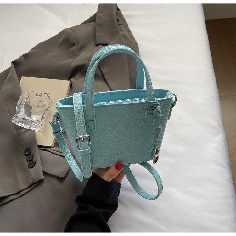 Casual and simple portable bucket bag women's 2025 summer new fashion versatile trend niche design shoulder messenger bag