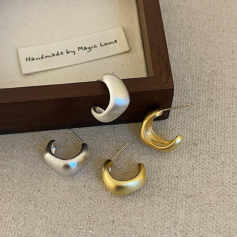 Minimalistische Geometrische Gebürstete C-förmige Metallstecker Ohrringe Damen Kalter Wind Nische Hoher Sinn für Mode Vielseitige Ohrringe