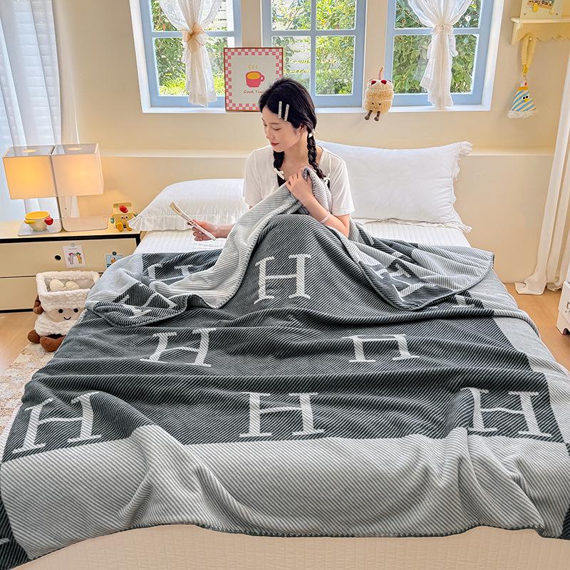 A-Class Plush Penguin Velvet Blanket - Double-Sided, Thickened, Imitation Cashmere Throw for Dorms and Shawls