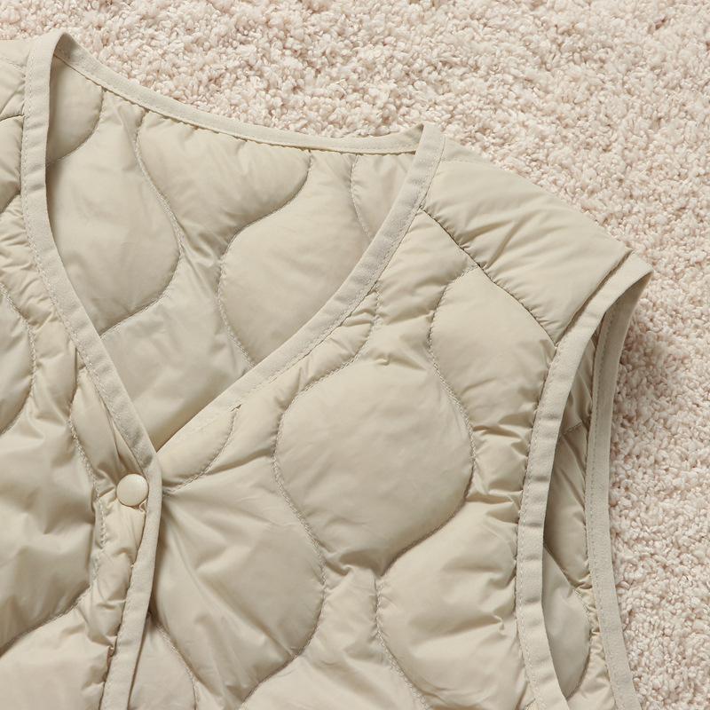Autumn and winter new light rhombus V-neck vest slim fit inner thermal vest fashionable outer coat tide