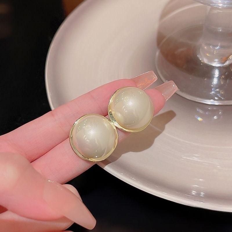 Pendientes de perlas de alta gama de moda Pendientes retro de nicho francés de lujo ligero Pendientes de perlas simples y versátiles para mujer