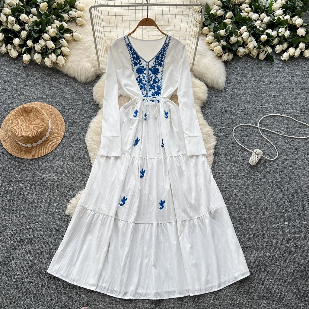 Vintage Western Style Embroidered V-neck Strap Up Waist Long Sleeve Dress for Women French Elegant Grand Swing Long Dress