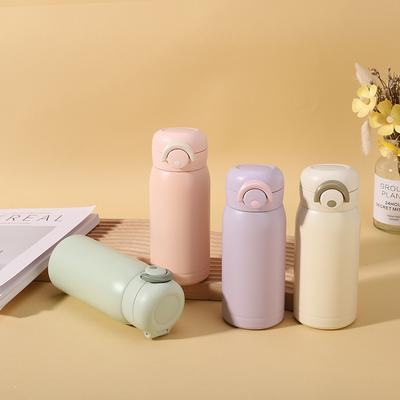 Einfacher Edelstahl-Federbecher mit Ein-Knopf-Federabdeckung Kinder-Thermosbecher Herren- und Damen-Hohes Erscheinungsbild Tragbarer Wasserbecher