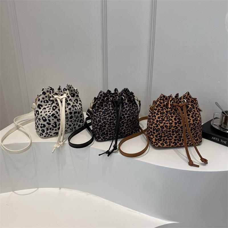 Niche design leopard print pump belt bucket bag messenger bag women's new popular versatile portable pleated shoulder bag
