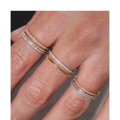 Elegante anillo de banda fina con 40 diamantes brillantes.: Un diseño sencillo y bonito de semicírculo, perfecto para combinar con otras prendas y para usar a diario.