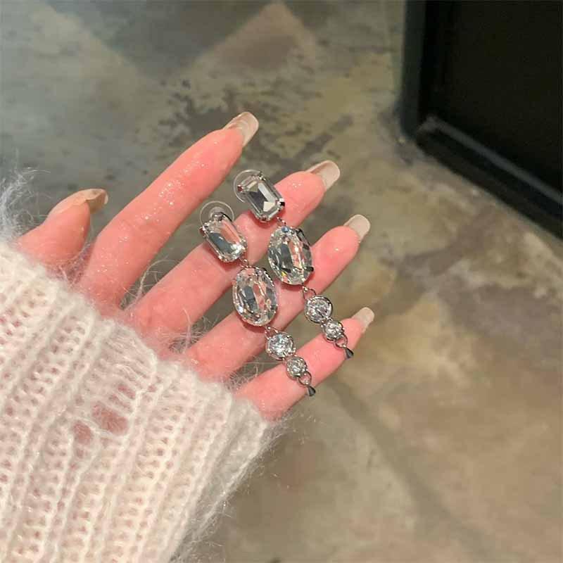 

Квадратные овальные серьги с бахромой, инкрустированные бриллиантами, персонализированные серьги в стиле легкой роскоши, модные нишевые серьги с темпераментом, женские