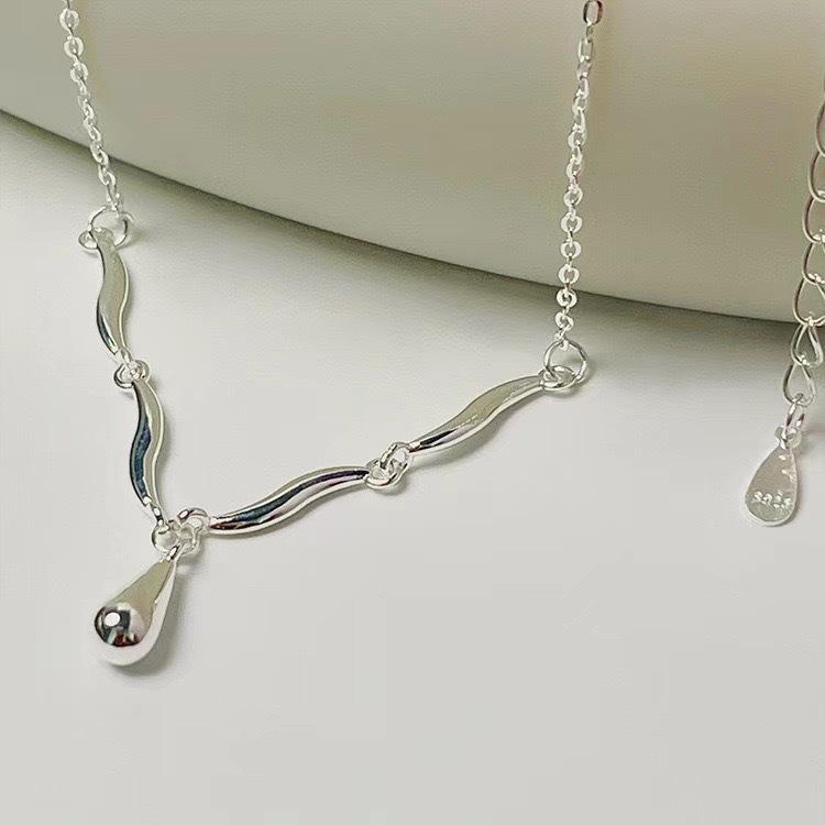 Water Drop Necklace Women's Light Luxury Ins Simple Dress Neck Chain Fresh and Elegant Design Versatile Niche Sweater Chain