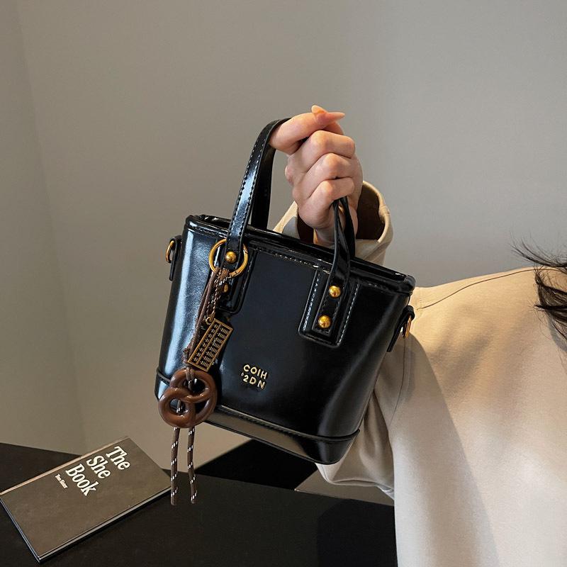 Retro handbag bag women's autumn and winter 2025 new high-end texture niche fashion versatile popular messenger bucket bag