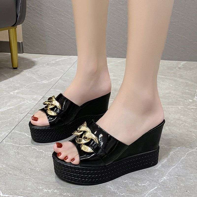 Keilabsatz coole Hausschuhe Damen Sommer 2025 neu Muffin hoher Absatz erhöht dicke Sohle Kette Ein-Wort Außen Trage Sandalen