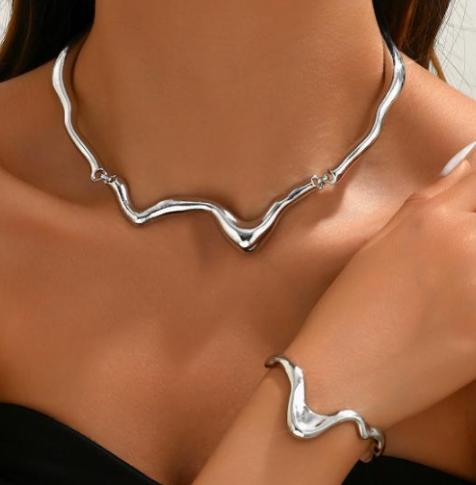 Women's Jewelry Set: Liquid Metal Twisted Design Choker And Bracelet