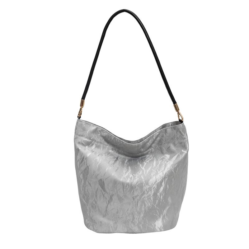 Мягкая кожаная сумка через плечо — фото 19