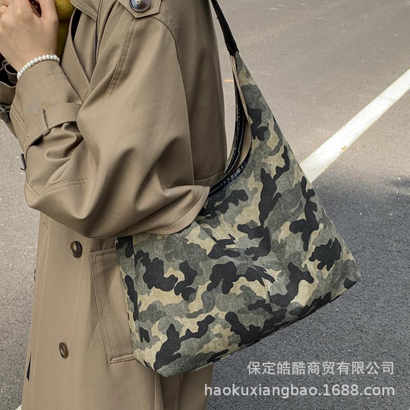 Leopard print canvas bag women's large capacity 2025 new autumn and winter leisure shoulder underarm bag college student class tote bag