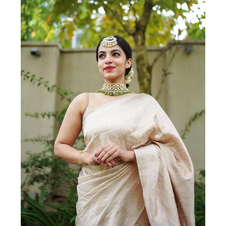 Dieser wunderschöne Saree ist elegant mit wunderschönem solidem Jacquard-Gewebe verziert, das dem Outfit einen perfekten Look verleiht.