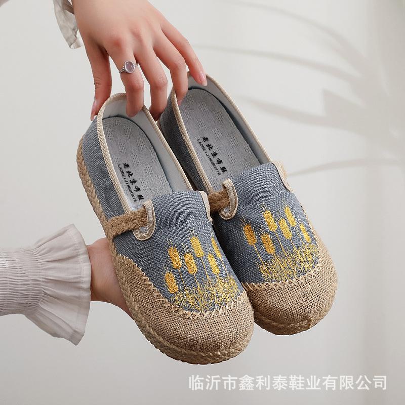 Spring and Autumn middle-aged mother shoes non-slip and lightweight old Beijing cloth shoes linen one-pedal flat-soled embroidered single shoes