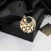 Brosche Retro-Stil Rundes Florales Design Reversnadel mit gefälschtem Opal eingelegt Pullover Kragen Hüte Taschen Mäntel Schals Abzeichen Outfit-Accessoire