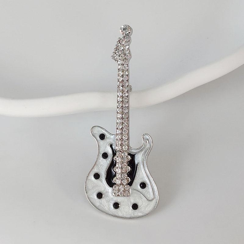 Music Guitar Design Metal Inlaid Rhinestone Brooch Cartoon Exquisite Art Instrument Emblem Pins Jewelry Clothing Accessories