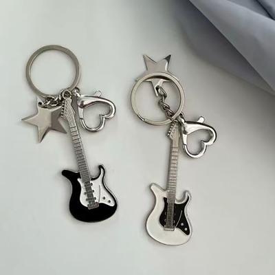 Retro Sweet Cool Kytara Klíčenka s pěticípou hvězdou Elektrická kytara Klíčenka Hvězda ve tvaru srdce Hudební nástroj s přívěskem na klíče