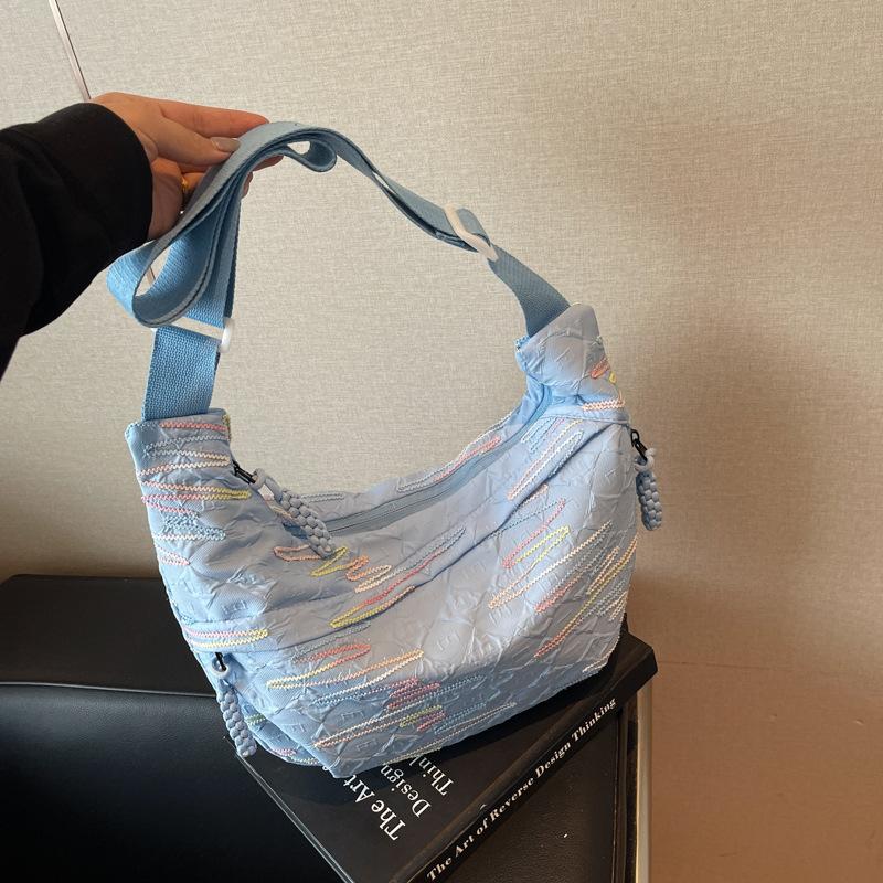 Today's popular large-capacity color thread cloth bags, wide shoulder straps, messenger bags, trendy versatile dumpling bags, women's bags.