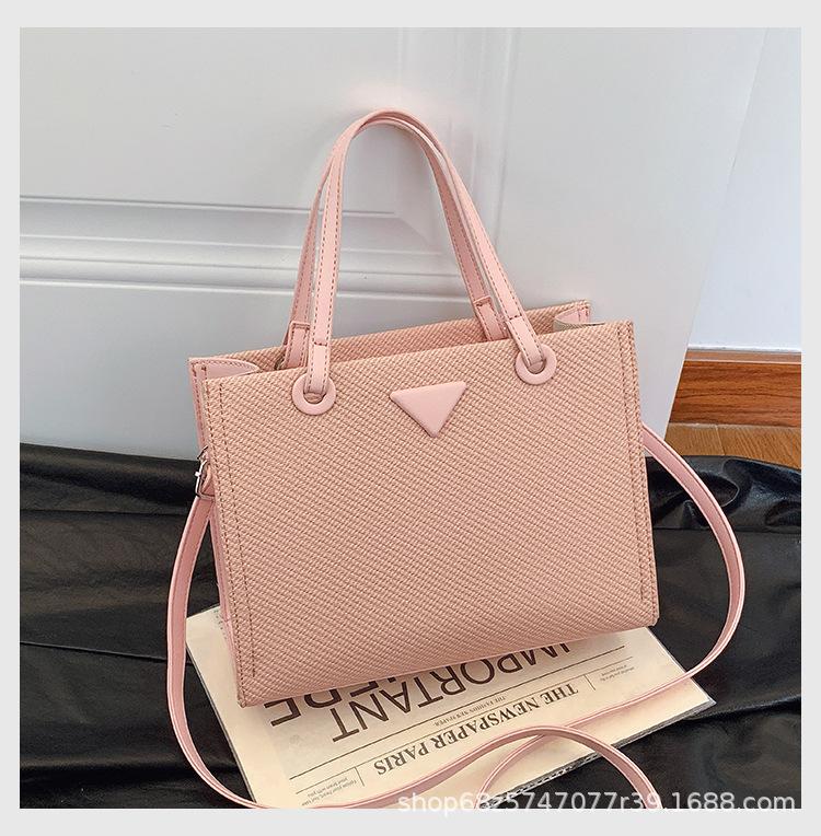 

Bag women s spring 2025 new fresh and sweet large-capacity tote solid color shoulder bag simple casual commuter bag рожевий