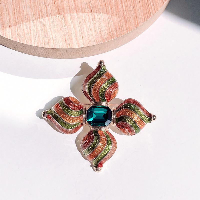 Retro Baroque Women's Cross Brooch - Elegant, Versatile Corsage Accessory