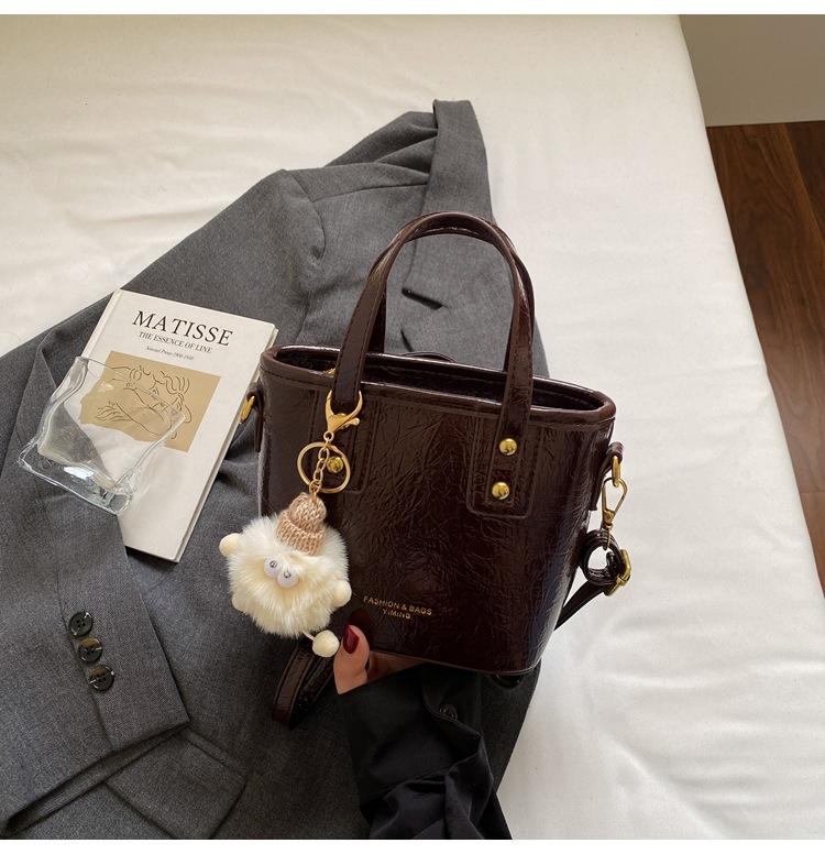 

Маленькая сумка женская 2025 новая ретро контрастного цвета сумка-тоут универсальная сумка-ведро повседневная для работы сумка через плечо мессенджер тренд