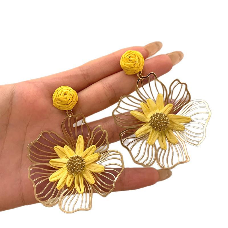 Silver Needle Metal Raffia Flower Stud Earrings - Korean Style, Hollowed-Out, Light Luxury, High-End Versatile Accessories for Women