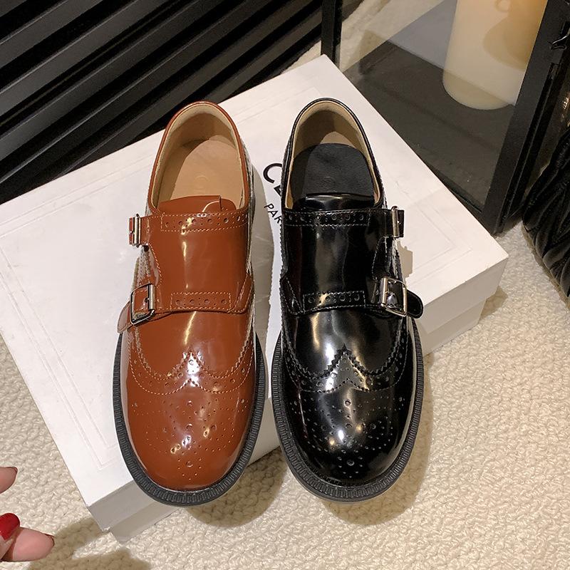 Traubenmutter Herbst und Winter neue britische Stil Retro kleine Lederschuhe exquisit geschnitzte Barock Einzelne Schuhe Mengke Lederschuhe Frauen