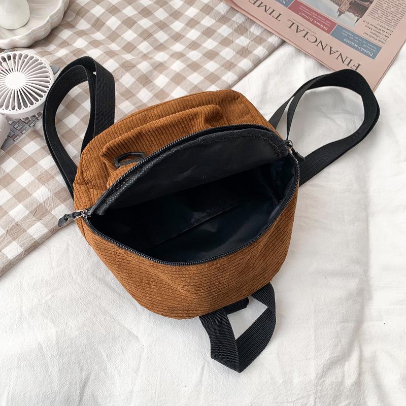 Trendy miniryggsekk i kordfløyel: Søt, allsidig student- og pendlerbag