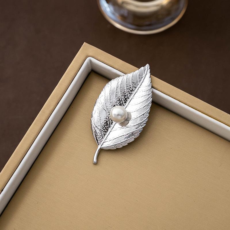Retro Simple Personalized Leaf Brooch, Niche Exquisite High-End Pearl Clothing Accessories