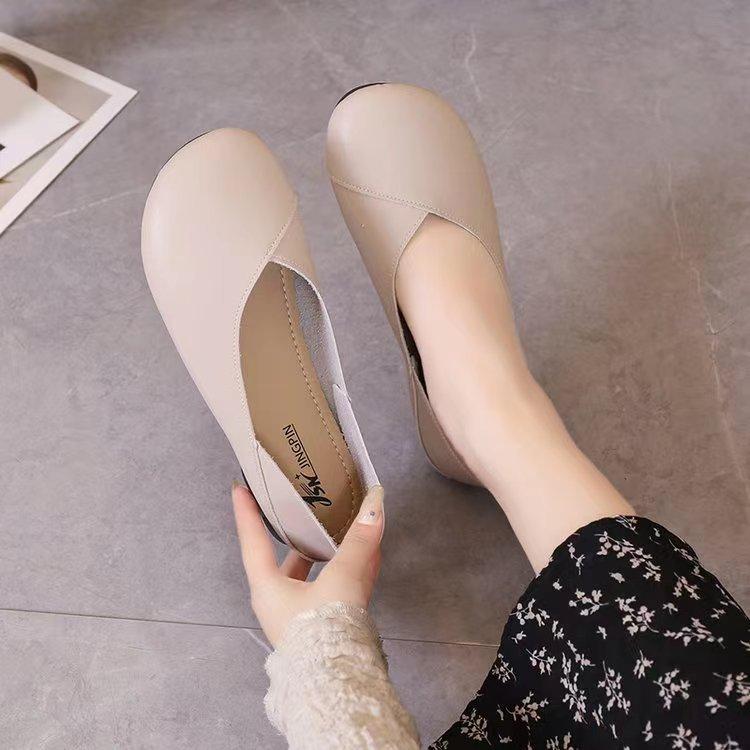 

2025 новые осенние туфли на плоской подошве женские из мягкой кожи простые туфли с квадратным носком и небольшим вырезом повседневные туфли в стиле ретро с одной педалью ленивые 35