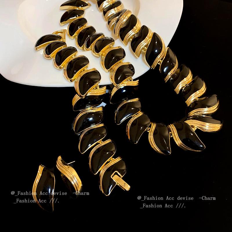 Collier Vintage Feuille Huile Goutte: Chaîne clavicule rétro avec style haut de gamme de luxe léger pour femmes