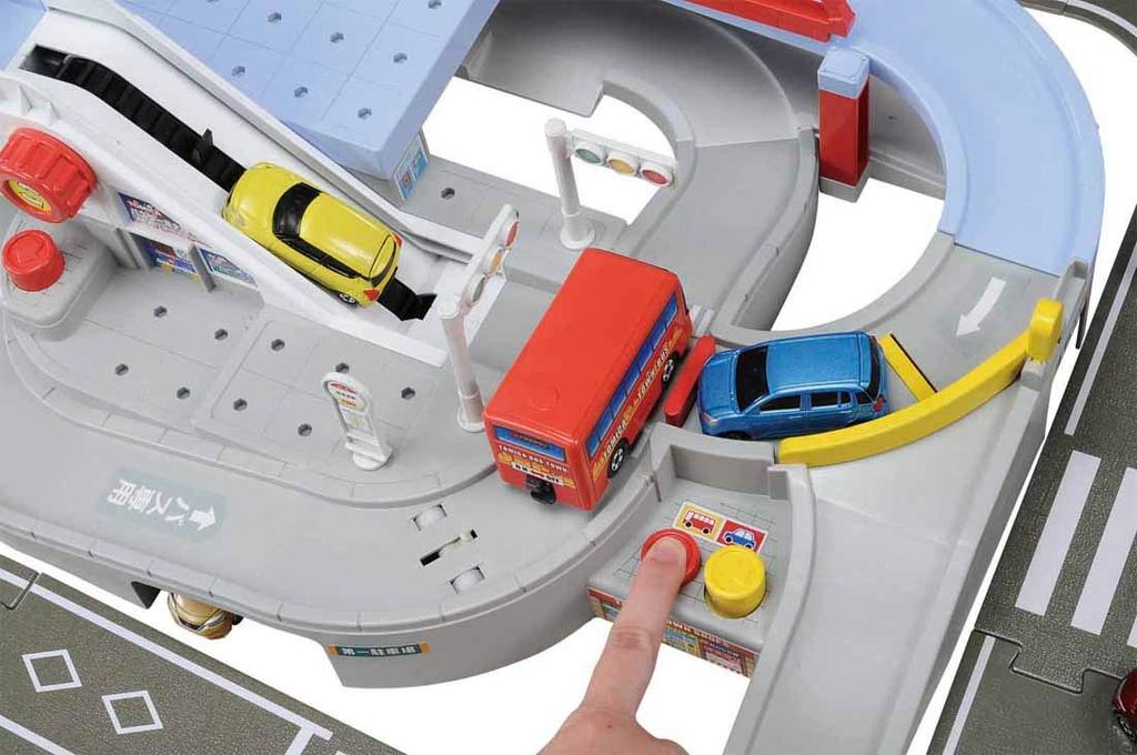 TAKARA TOMY Tomica World Run with Round and Round Bus Town Tomica!