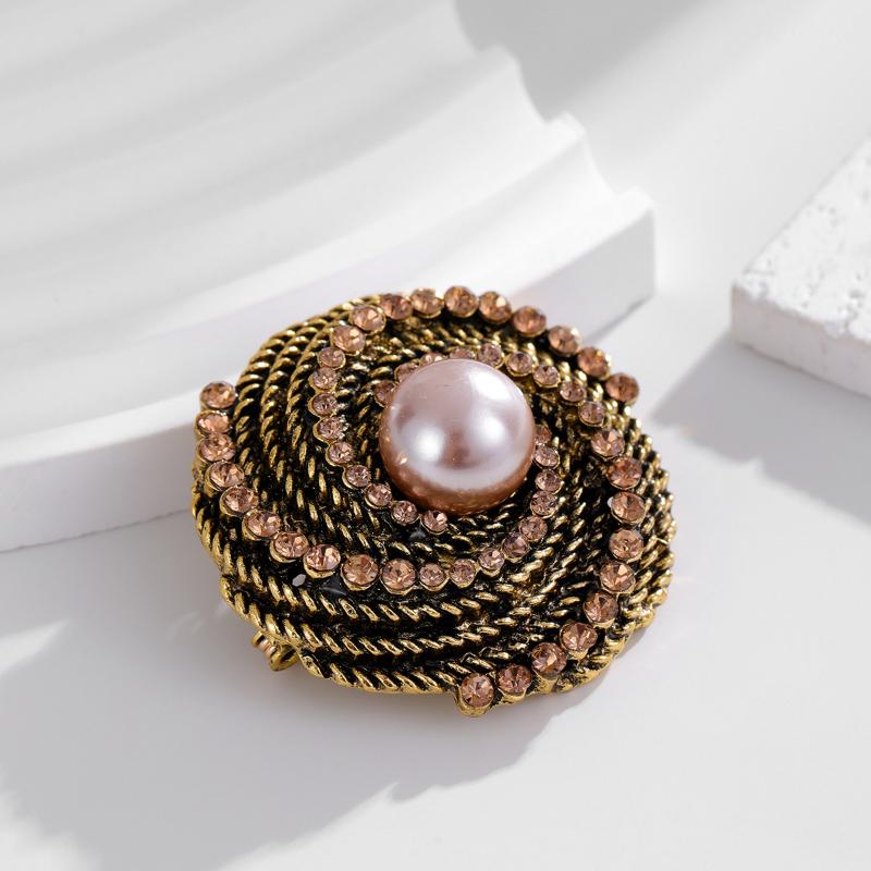 Retro Leaf Pearl Brooch Pin With Embedded Diamonds Elegant Fashionable Jewelry Accessory Pin Brooch