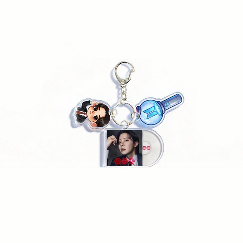 BTS Portachiavi Stile Disco in Vinile, con una Persona Reale, un Personaggio dei Cartoni Animati e un Bastoncino Luminoso – Un Accessorio in Tre Pezzi per Merchandising di Celebrità.