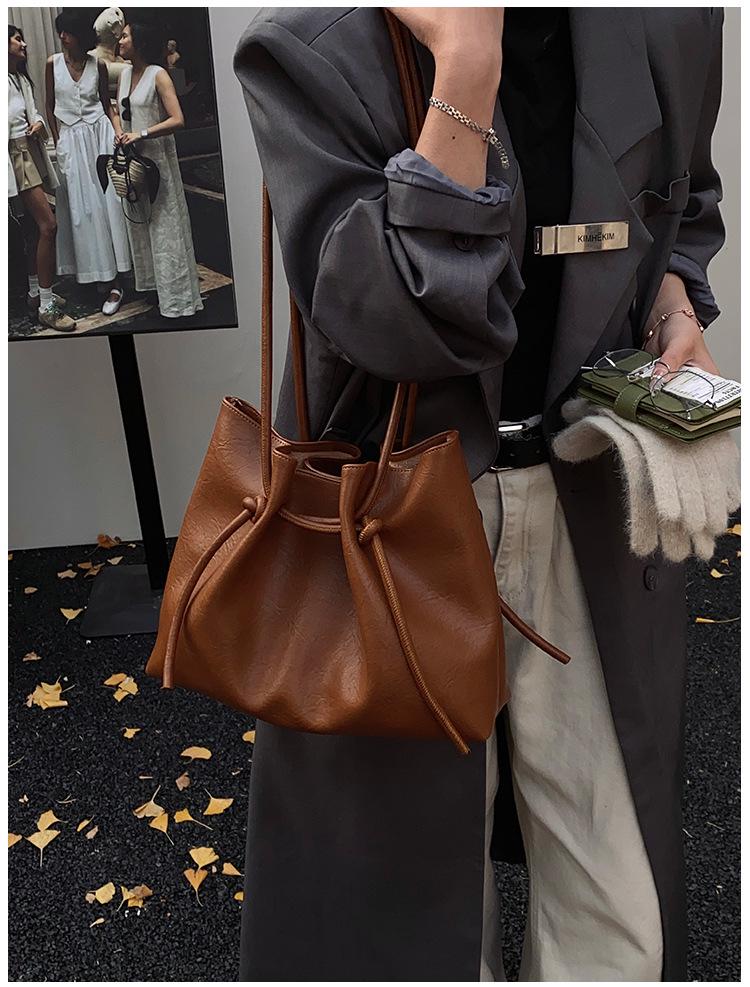 High-End Women's Large Capacity Textured Crossbody Drawstring Shoulder Bag for Casual Outdoor Use
