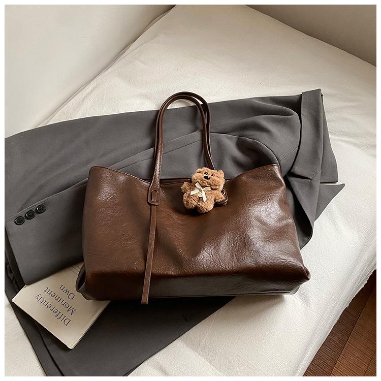 Large-capacity commuter tote bag 2025 summer new fashion trendy temperament shoulder bag high value armpit bag