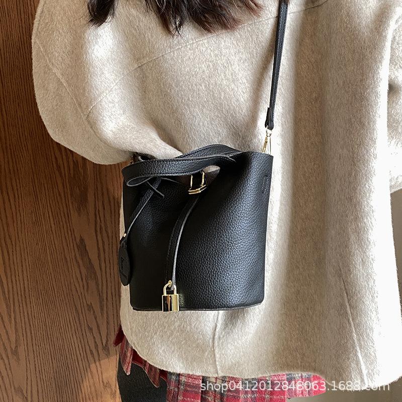Retro Portable Bucket Bag Women's 2025 New Fashion Versatile Messenger Bag Popular Single Shoulder Commuter Bag