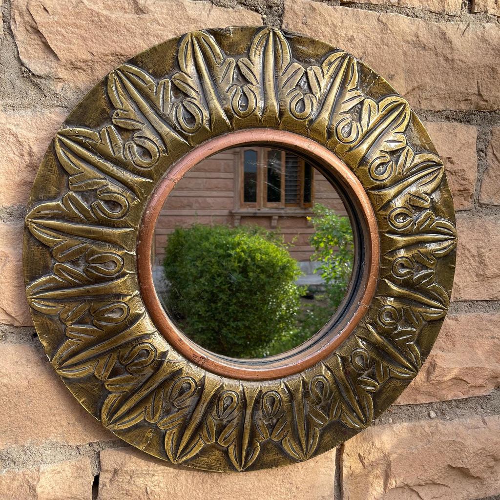 Runder Wandspiegel aus Holz und Messing | Handgefertigter Wandspiegel für Schlafzimmerdekoration | Inspirierte Wanddekoration | Spiegel mit kunstvoll geschnitztem Rahmen und Glas