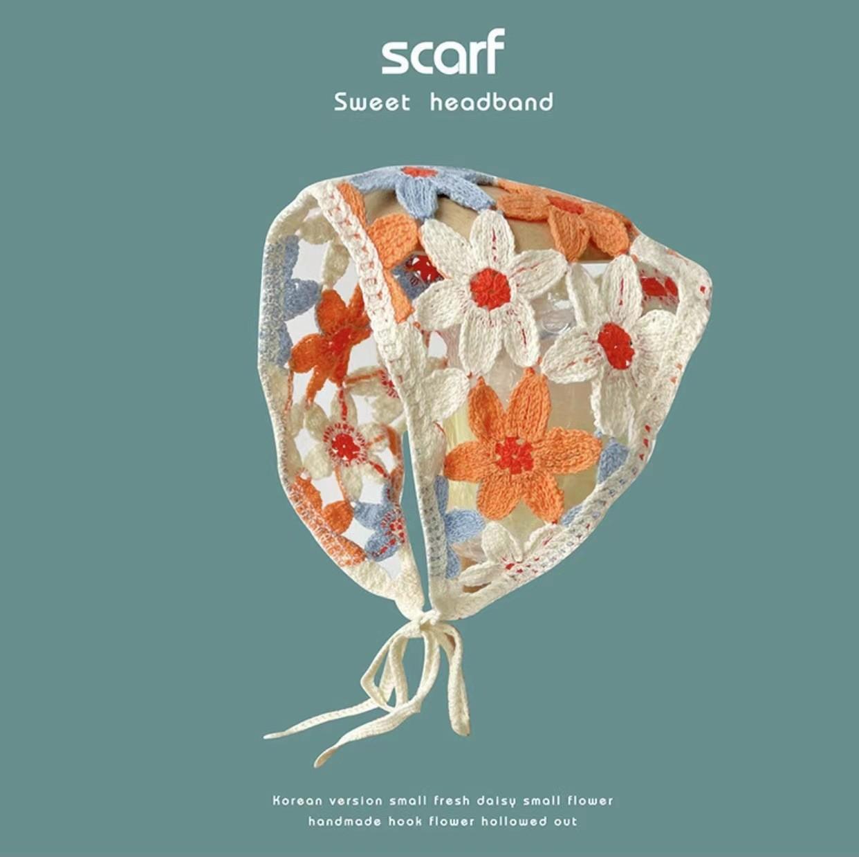 

Треугольный ажурный шарф, связанный крючком One Size