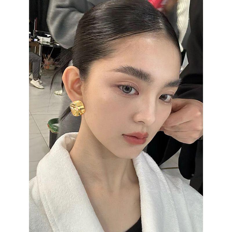 Glossy Metal Curved Disc Earrings 2026 New Popular European and American Style Earrings Light Luxury High-End Minimalist Style Ear Studs