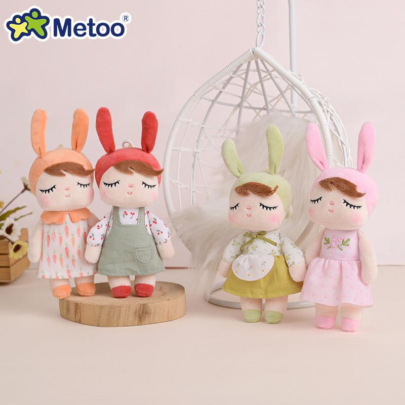 Metoo אנג'לה בובת קטיפה רכה מחזיק מפתחות קל משקל וחמוד קישוט לתיק לבנות עבור