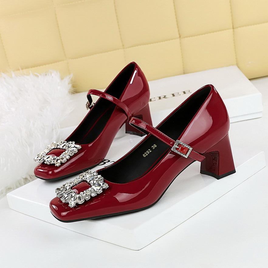 

6292-K90 Туфли Мэри Джейн в европейском и американском стиле, женские, толстый каблук, неглубокий носок, квадратная головка, яркая лакированная кожа, стразы, ремень, одинарный ш 34