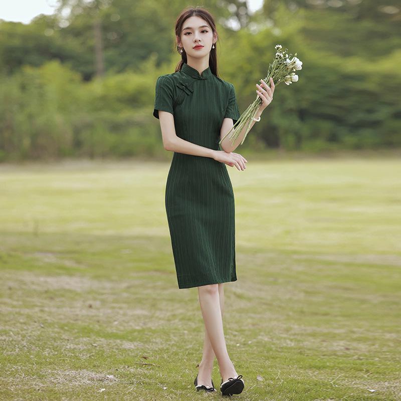 2025 New Green Retro Cheongsam: Elegant Summer Style for Young Women with a Literary Republic of China Influence