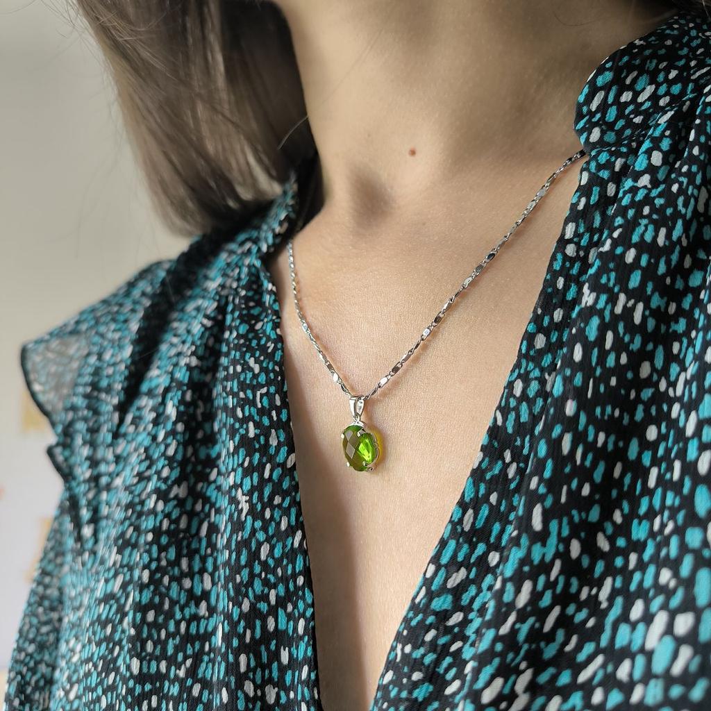 Серебряная подвеска с хризолітом (60002316)