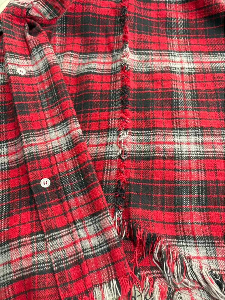 Chemise pour femme à carreaux rouge et noir, coupe ample et décontractée avec ourlet brut effiloché, série Nanyou 13 de Shenzhen - Style Printemps 2026