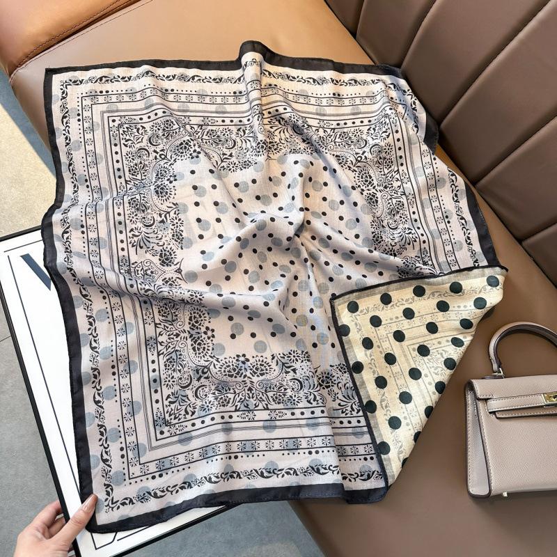 Spring clothing with silk scarves Double-sided herringbone velvet silk scarves Simple retro square scarves Travel sunscreen scarves