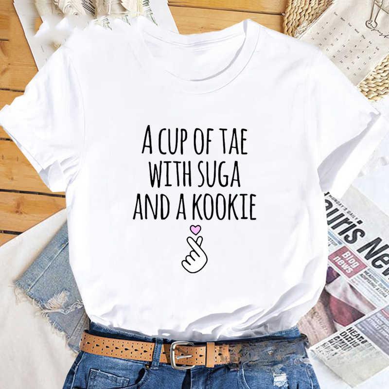 En kopp te med Suga och en KHarajuku-skjorta Tryckt T-shirt Dam Koreansk Casual Kdrama Idol Mode Högkvalitativ Bomulls-T-shirt Topp