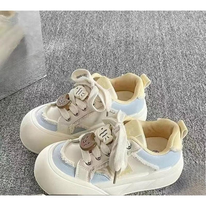 Die neuen Nischen-Schuhe mit dicken Sohlen und Brokat sind vielseitige und lässige Sneakers.